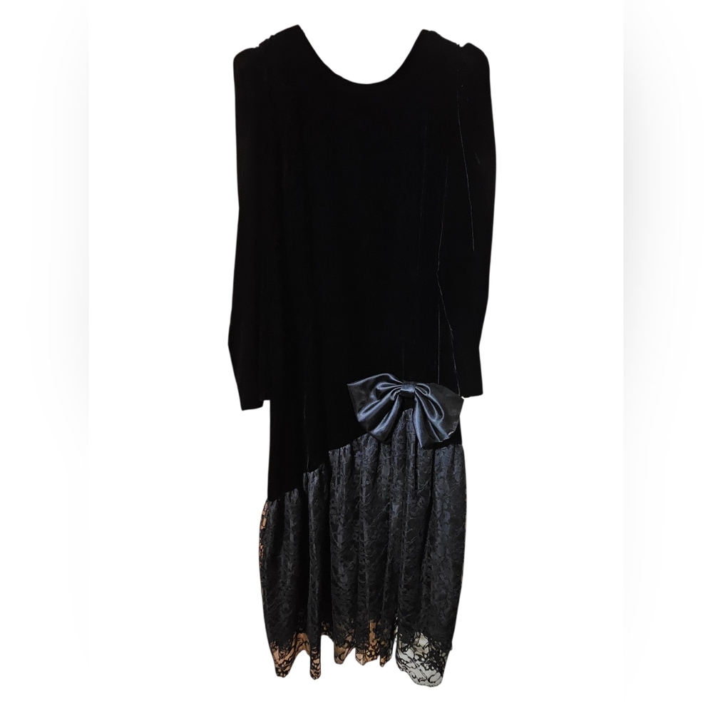 Elegant Black Dress with Lace and Bow - Samantha Black.